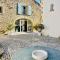 Domaine en pierre avec piscine et jacuzzi au Mas Lucia - Aigues-Vives