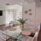 Fully remodeled 1-bedroom house with massive yard - 伍德兰希尔斯
