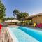 villa bois typique du bassin avec piscine chauffée au bord du lac, La Gde Escoure