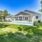 Distinctive Hamptons Home with Pool Near Bay, Ocean - Хемптон-Бейс
