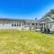 Distinctive Hamptons Home with Pool Near Bay, Ocean - Хемптон-Бейс