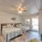 Ocean Isle Beach Studio with Patio - 1 Mi to Pier! - 海洋岛海滩