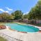 The Stylish Villa & Pool in DFW - بيدفورد