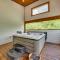 Tree-Lined Broken Bow Studio Cabin with Hot Tub! - 布罗肯鲍