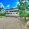 Tree-Lined Broken Bow Studio Cabin with Hot Tub! - 布罗肯鲍