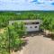 Tree-Lined Broken Bow Studio Cabin with Hot Tub! - 布罗肯鲍