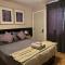Le Noir, A private bedroom with a private entrance - shared bathroom - لاس فيغاس
