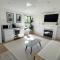 Contemporary Guest Studio with Roof-top Deck Walk to Santa Monica Beach