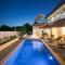 CROWONDER Villa Bura with Heated Swimming Pool and Jacuzzi - Privlaka