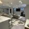 Luxury 2bedroom Unit in the city with a heated salt water pool - Toronto