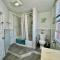 Tiny Private Room at the Upper Level of a Big House with Shared Bathroom - سياتل