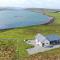 Modern and Dog Friendly Holiday Home with Sea Loch Views - Breaclete