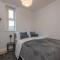 3-Bed Serviced Apt near M62, Leeds - Ideal for Up to 6 Guests - Long Stay Options - Free Parking and Wifi - Morley