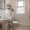 3-Bed Serviced Apt near M62, Leeds - Ideal for Up to 6 Guests - Long Stay Options - Free Parking and Wifi - Morley
