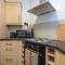 3-Bed Serviced Apt near M62, Leeds - Ideal for Up to 6 Guests - Long Stay Options - Free Parking and Wifi - Morley