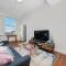 Inner-City apartment minutes walk to dining hubs