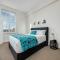 Inner-City apartment minutes walk to dining hubs