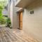 Lindsay Manor VaNa 4BHK Private Pool 1KM Beach
