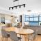 Stylish Apartment with Stunning Views & Parking - Radazul