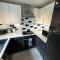 Modern 2 Bedroom House Spacious Large Garden - 韦斯特伯里