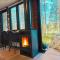 Lapland Riverside Cabin VADELMA, Ylläs, Tiny Home with Sauna, Fireplace, Terrace, BBQ, Wifi, Ski, Fishing, Pets OK - أكاسلومبولو