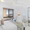 Belle Escapes 702 CBD Apartment with Elevated City and Water Views - Cairns