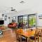 Contemporary Lakeside Stunner 3 Bedrooms & Jetty