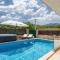 Villa Old House with Pool, Jacuzzi - Šumet