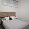 Aurelia Apartments, Vir
