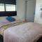 OakTree Entire Holiday Home, Sleeps 8 to12 - Rotorua