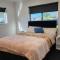 OakTree Entire Holiday Home, Sleeps 8 to12 - Rotorua