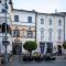 ALURE RESIDENCES 10 - 24h self check-in & private parking next to the apartment building included, CITY CENTER right on SNP Square in a quiet passage, new building, best deal in town - Banská Bystrica