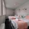 Group Bookings: Up To 30 Guests Across 5 Spacious Flats! Keyless Access Free Wifi & Parking - Birmingham