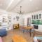 Amazing 2 Bedroom Apartment with mountain views on Kloof street