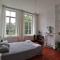 Cozy city centre room with parkview