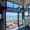Design villa with panoramic pond view and jacuzzi - بيرول