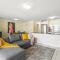 Albion Convenient Hideaway with Parking & Balcony - بريزبين