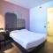 B&B HOTEL Avignon 1 - 莱蓬特