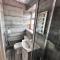 Room with Private Shower Facility - 萨顿