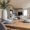 Bright & Spacious 3 BD in the Centre of Bourton!