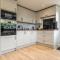 Bright & Spacious 3 BD in the Centre of Bourton! - 水上伯顿
