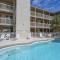 2 Bedroom at Las Palmas in Gulf Shores with 2 Pools, Picnic and Grilling Area, Parking for 2 Vehicles, and Beach Access a Short Walk - Галф-Шорс