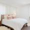 Moonbeam Mountain - Stylish Home withPrivate Boulders Hot Tub! home - Joshua Tree