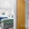 OnSiteStays - Charming 2BR in Central Hatfield with Parking - Hatfield