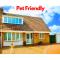 Amazing Family Cottage Just mins to Beach & Attractions, 3 bed, Sleeps 5, Large Garden, Off Road Private Parking, Fab Free WiFi & Pets are Welcome too! The Perfect Family holiday Getaway!