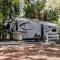 Home plus RV on beautiful Lake - Лутц