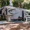 Home plus RV on beautiful Lake - Лутц