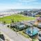 Sunshine Retreat Short Stroll to Beach with Ocean View from Porch - 加尔维斯敦