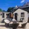 Dawel Lodge with Hot Tub and Logfire - Llanferres