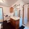 Farmhouse 15-min Walk to the Falls Sleeps 12 - Niagara Falls